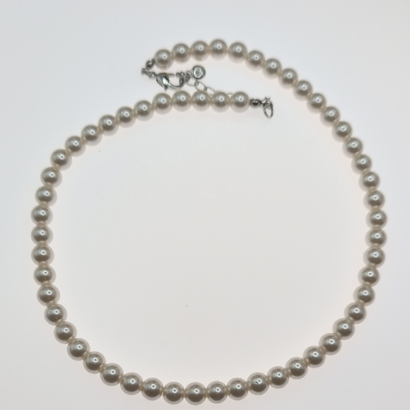 Classic White Pearl Necklace Timeless Jewelry - Picture 3 of 5